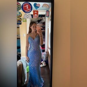 I’m selling a prom dress. I can’t return it so I’m selling it. Hasn’t been worn